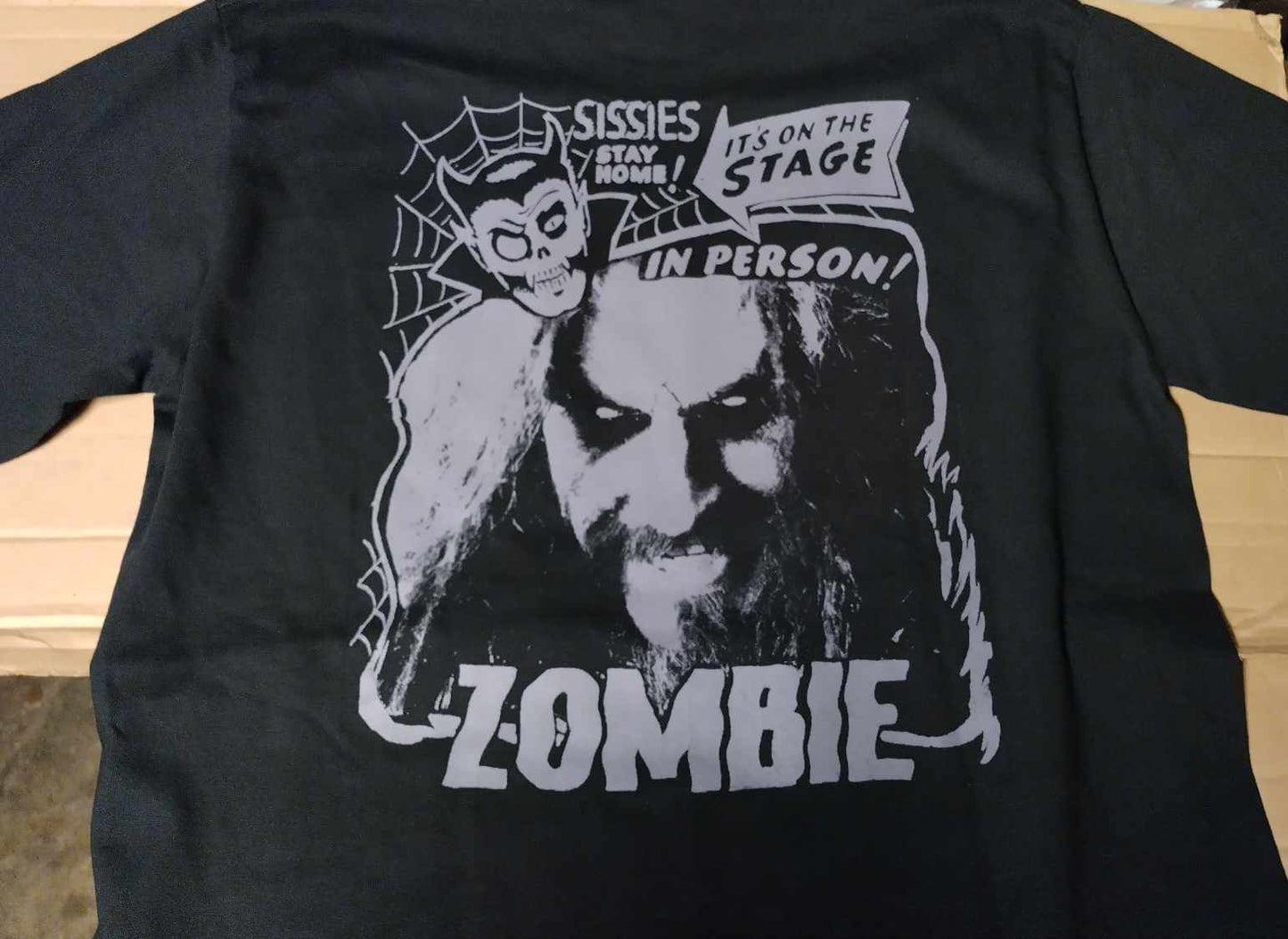 Rob Zombie holding skull T-SHIRT